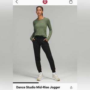 Lululemon size 8 black dance studio joggers